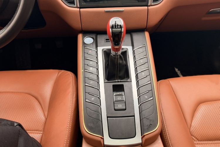 Used Zotye SR9 2017 2.0T Manual "Ultimate Heart" Edition Interior 5