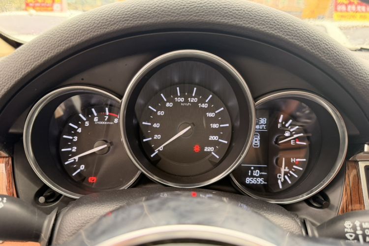 Used Zotye SR9 2017 2.0T Manual "Ultimate Heart" Edition Odometer Close Up