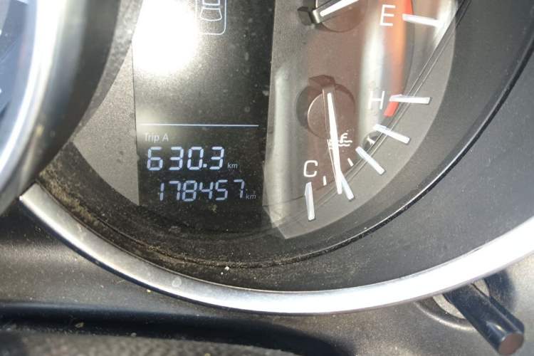 Used Zotye SR9 2017 2.0T Manual "Ultimate Heart" Edition Odometer Close Up