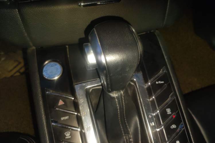 Used Zotye SR9 2017 2.0T Automatic Ultimate Road Edition Gear Lever