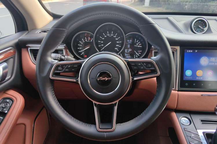 Used Zotye SR9 2017 2.0T Automatic Ultimate Edition Interior 4