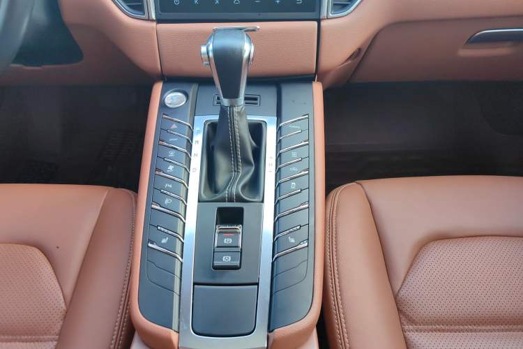 Used Zotye SR9 2017 2.0T Automatic Ultimate Edition Interior 7