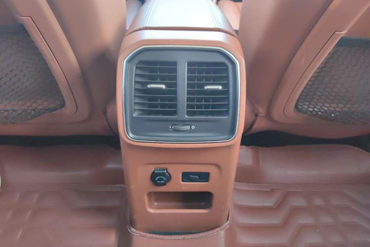 Used Zotye SR9 2017 2.0T Automatic Ultimate Edition Interior 8