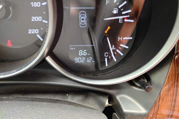 Used Zotye SR9 2017 2.0T Manual "Ultimate Road" Edition Odometer Close Up