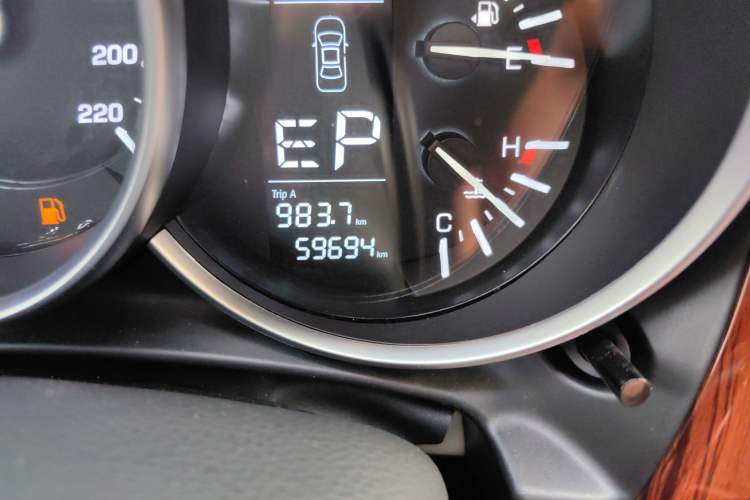 Used Zotye SR9 2017 2.0T Automatic Ultimate Edition Odometer Close Up