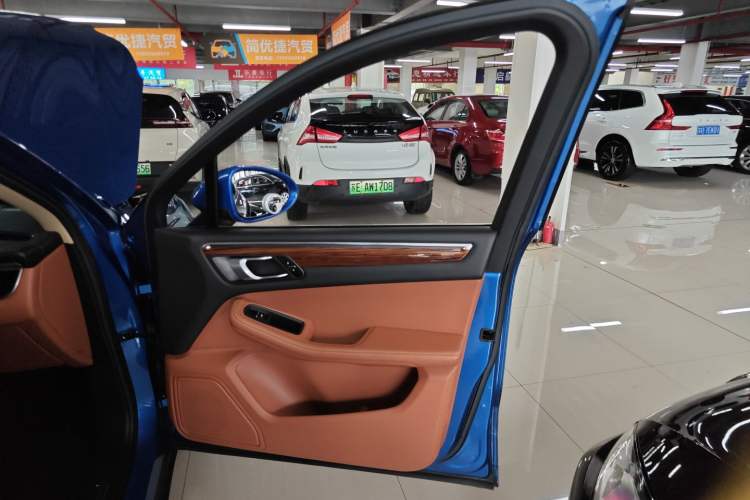 Used Zotye SR9 2017 2.0T Automatic Ultimate Road Edition Right Front Door Interior