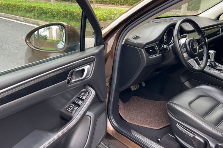 Used Zotye SR9 2017 2.0T Automatic Ultimate Road Edition Interior 3