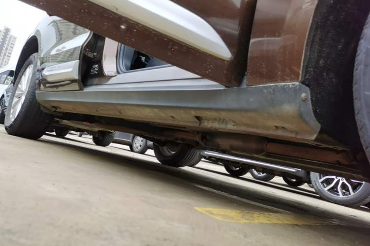 Used Zotye SR9 2017 2.0T Automatic Ultimate Road Edition Right Side Sill