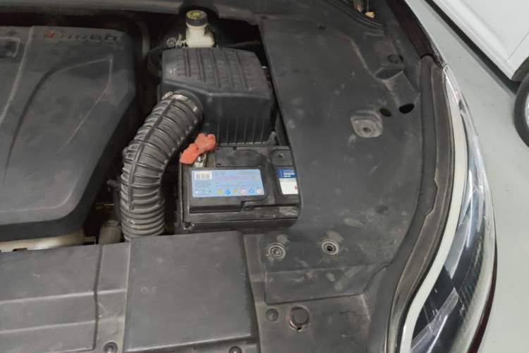 Used Zotye SR9 2017 2.0T Manual "Ultimate Heart" Edition Engine Bay Left