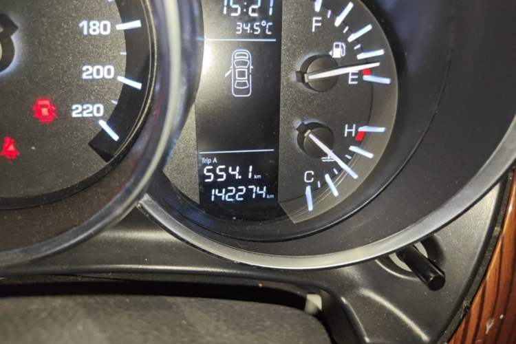 Used Zotye SR9 2017 2.0T Manual "Ultimate Heart" Edition Odometer Close Up