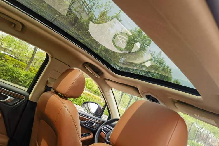 Used Zotye SR9 2017 2.0T Manual "Ultimate Light" Edition Interior 4