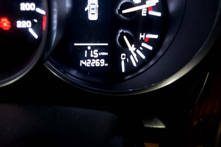 Used Zotye SR9 2017 2.0T Manual "Ultimate Heart" Edition Odometer Close Up