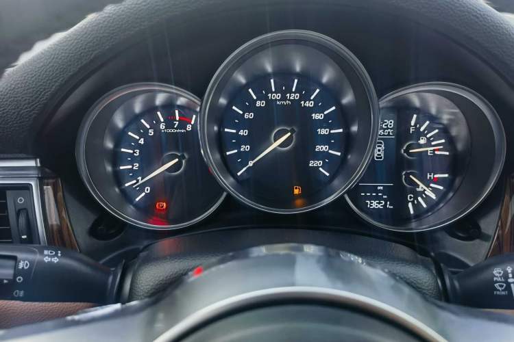 Used Zotye SR9 2017 2.0T Manual "Ultimate Light" Edition Odometer Close Up