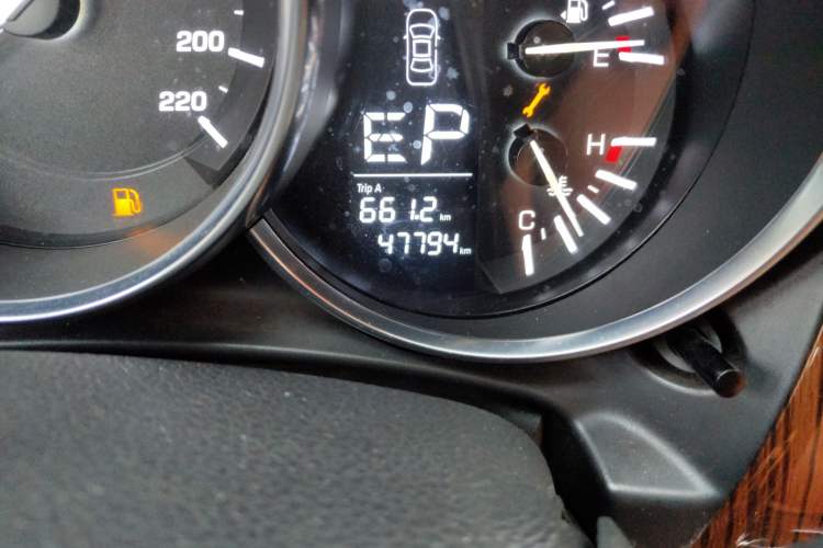 Used Zotye SR9 2017 2.0T Automatic Ultimate Road Edition Odometer Close Up