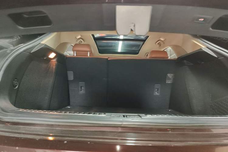 Used Zotye SR9 2017 2.0T Manual "Ultimate Heart" Edition Trunk