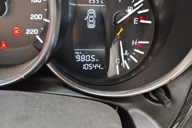 Used Zotye SR9 2017 2.0T Manual "Ultimate Heart" Edition Odometer Close Up