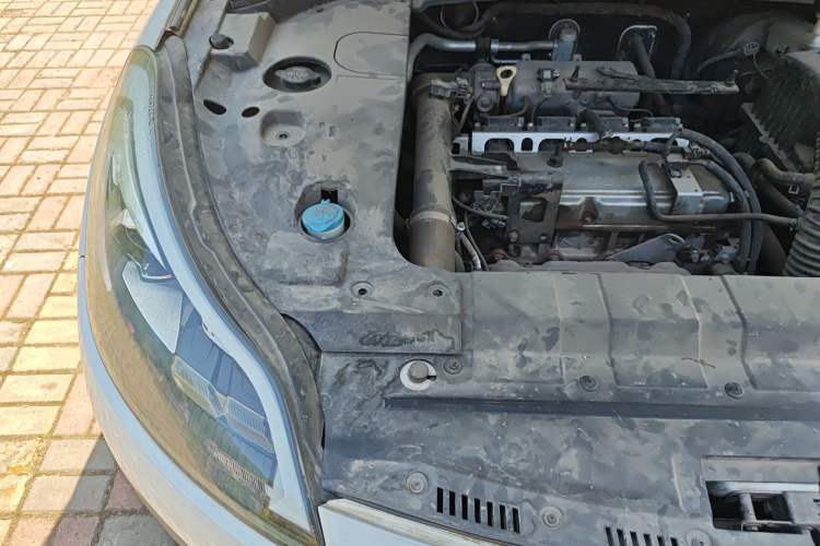 Used Zotye SR9 2017 2.0T Manual "Ultimate Light" Edition Engine Bay Right