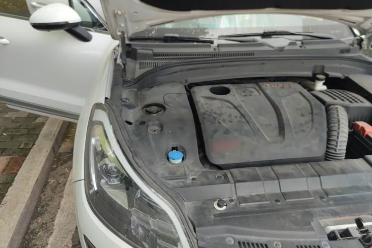 Used Zotye SR9 2017 2.0T Manual "Ultimate Light" Edition Engine Bay Right