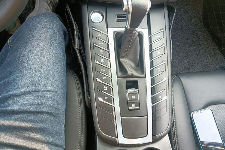 Used Zotye SR9 2017 2.0T Automatic Ultimate Dream Edition Gear Lever