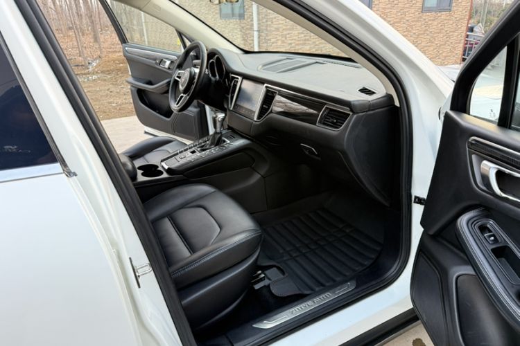 Used Zotye SR9 2017 2.0T Automatic Ultimate Road Edition Interior 3
