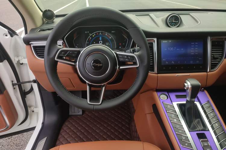 Used Zotye SR9 2017 2.0T Automatic Ultimate Dream Edition Interior 4
