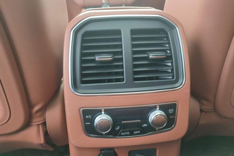 Used Zotye SR9 2017 2.0T Automatic Ultimate Dream Edition Interior 6