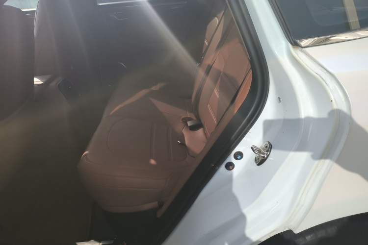 Used Zotye SR9 2017 2.0T Automatic Ultimate Edition Left Rear Seat