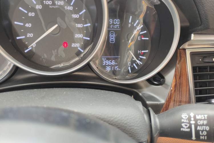 Used Zotye SR9 2017 2.0T Manual "Ultimate Light" Edition Odometer Close Up