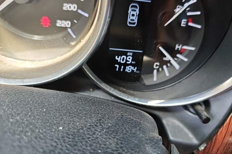 Used Zotye SR9 2017 2.0T Manual "Ultimate Light" Edition Odometer Close Up