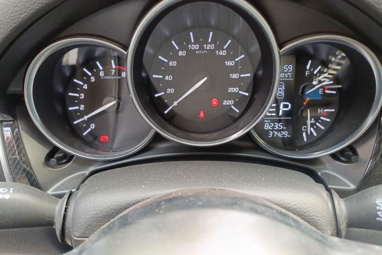 Used Zotye SR9 2017 2.0T Automatic Ultimate Edition Odometer Close Up