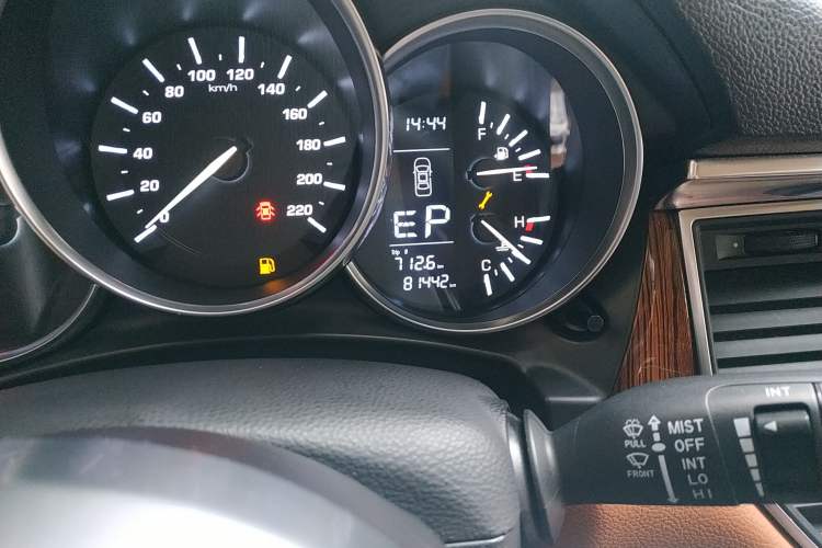 Used Zotye SR9 2017 2.0T Automatic Ultimate Road Edition Odometer Close Up