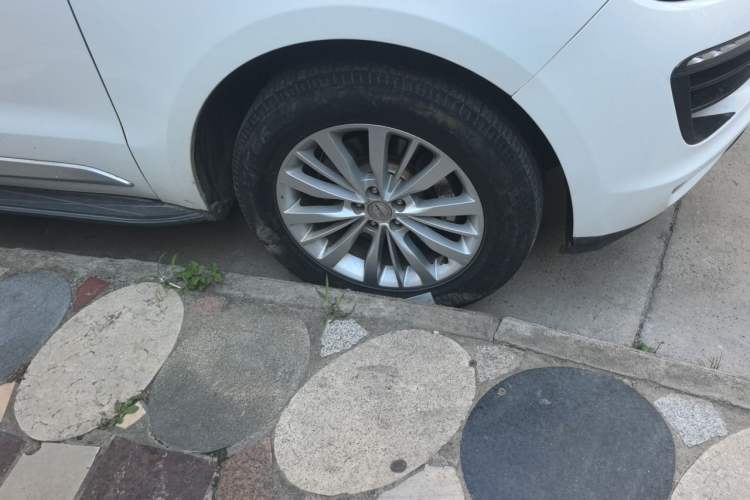 Used Zotye SR9 2017 2.0T Automatic Ultimate Road Edition Right Front Wheel Hub