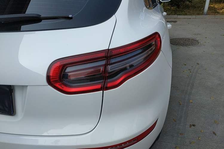Used Zotye SR9 2017 2.0T Automatic Ultimate Edition Right Rear Taillight
