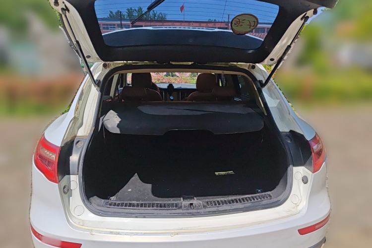 Used Zotye SR9 2017 2.0T Manual "Ultimate Light" Edition Trunk