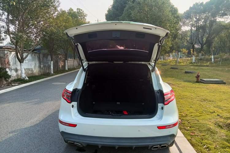 Used Zotye SR9 2017 2.0T Automatic Ultimate Dream Edition Trunk