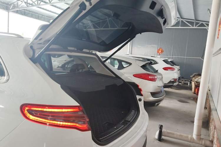 Used Zotye SR9 2017 2.0T Automatic Ultimate Edition Trunk