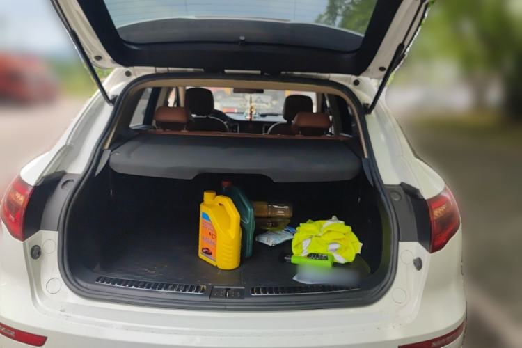 Used Zotye SR9 2017 2.0T Manual "Ultimate Light" Edition Trunk