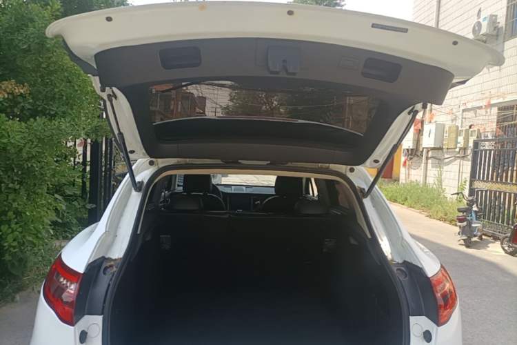 Used Zotye SR9 2017 2.0T Automatic Ultimate Light Edition Trunk