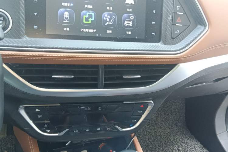 Used Zotye T300 2017 1.5T CVT Luxury Model Audio And AC Panel