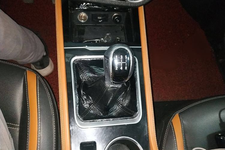 Used Zotye T300 2017 1.5L Manual Luxury Edition Two-Tone Gear Lever