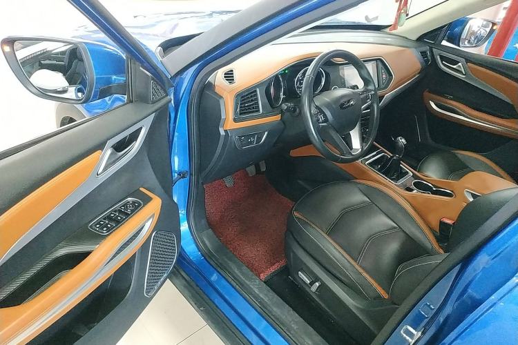 Used Zotye T300 2017 1.5L Manual Luxury Edition Two-Tone Interior 3