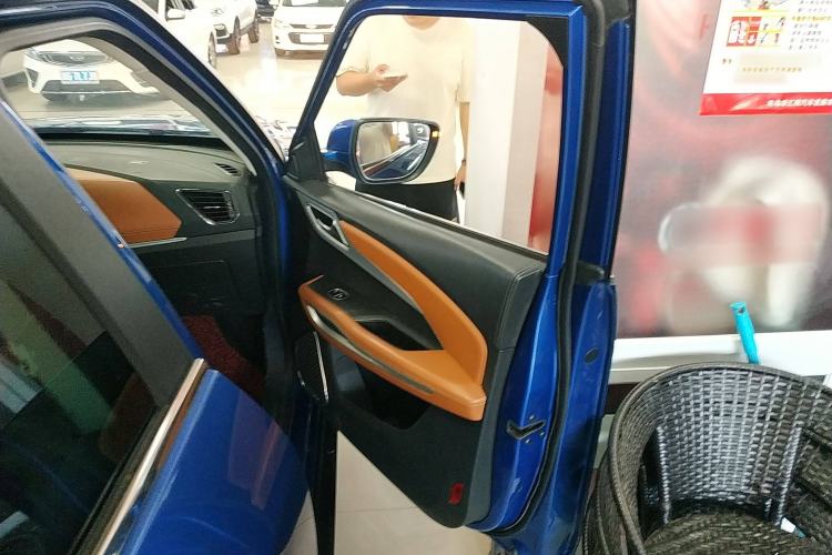 Used Zotye T300 2017 1.5L Manual Luxury Edition Two-Tone Interior 5