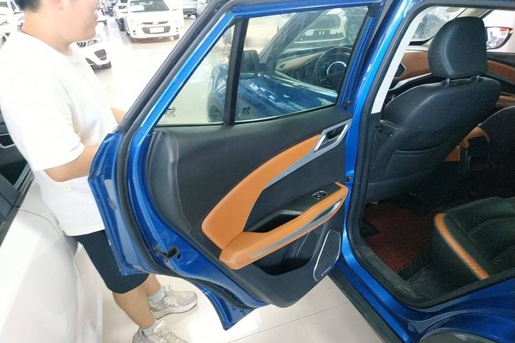 Used Zotye T300 2017 1.5L Manual Luxury Edition Two-Tone Interior 8