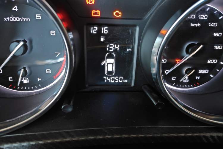 Used Zotye T300 2017 1.5L Manual Luxury Edition Two-Tone Odometer Close Up