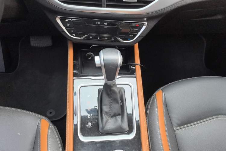 Used Zotye T300 2017 1.5T CVT Luxury Model Interior 6