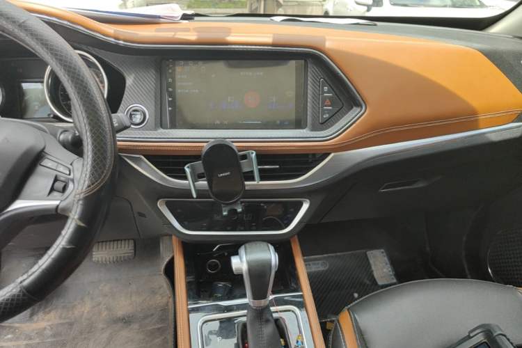 Used Zotye T300 2017 1.5T CVT Luxury Model Audio And AC Panel