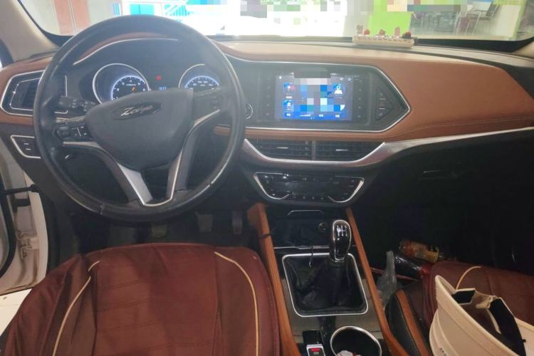 Used Zotye T300 2017 1.5L Manual Luxury Edition Two-Tone Center Console