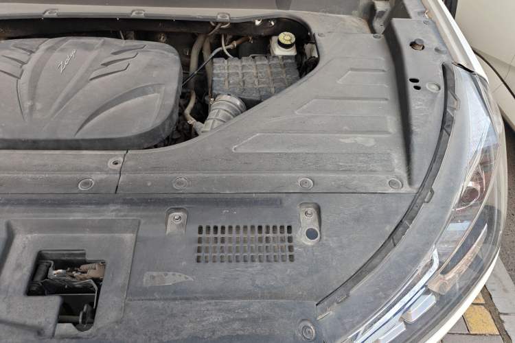 Used Zotye T300 2017 1.5L Manual Luxury Model Engine Bay Left