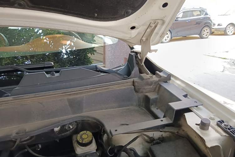 Used Zotye T300 2017 1.5L Manual Luxury Model Engine Bay Left