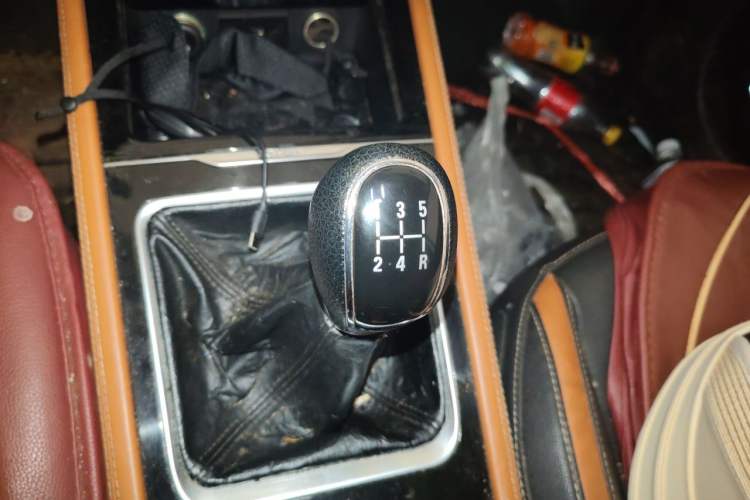 Used Zotye T300 2017 1.5L Manual Luxury Edition Two-Tone Gear Lever